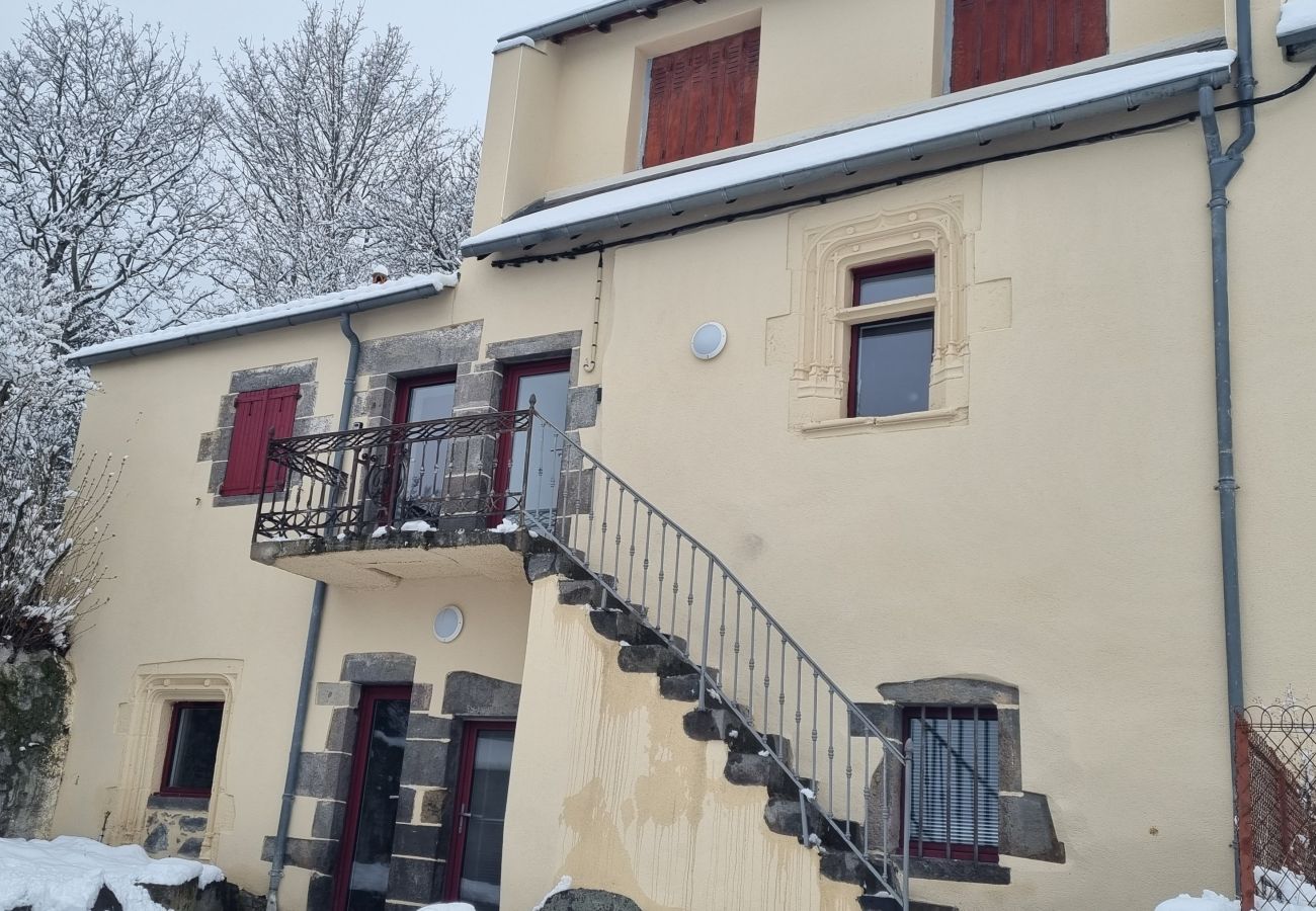 Studio à Murol - L'ECUREUIL DU CHATEAU